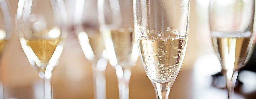 Crémant tirinken im Oldtimer Restaurant V8 in Luxemburg / Junglinster