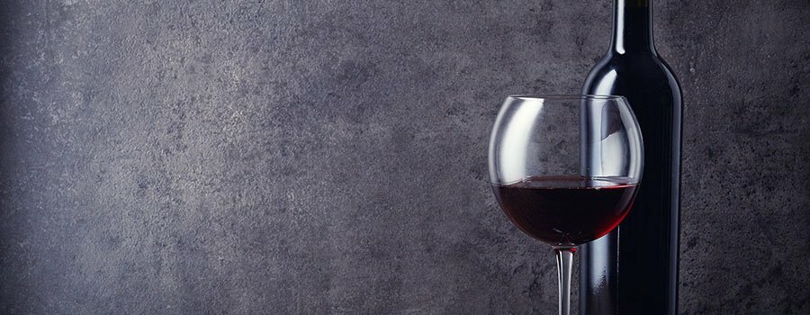 Pinot Noir trinken im Oldtimer Restaurant V8 in Luxemburg / Junglinster